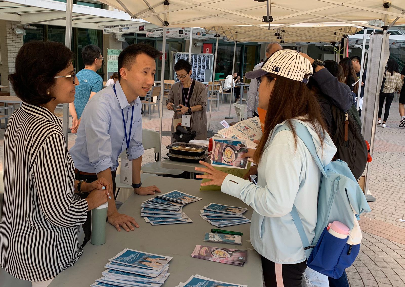 平機會員工在會議上設置了攤位,向與會者講解《打破沉默:本港大學生性騷擾調查研究》的結果。 平機會員工在會議上設置了攤位,向與會者講解《打破沉默:本港大學生性騷擾調查研究》的結果。